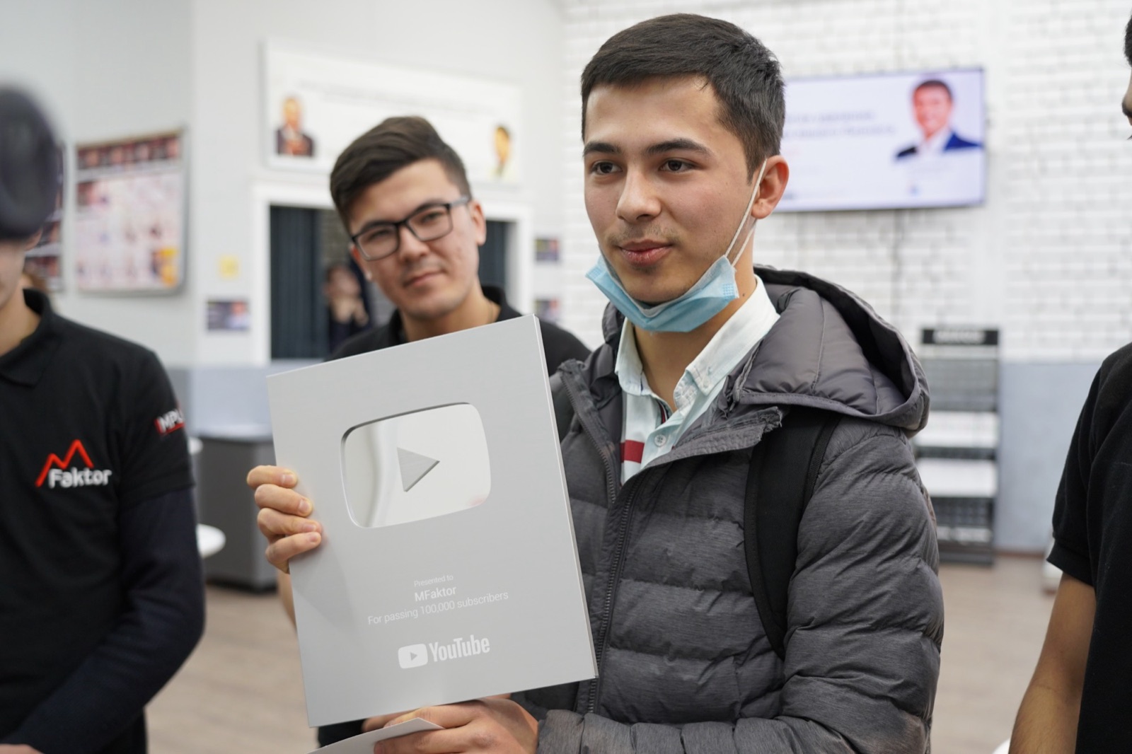 MFaktor YouTube kumush tugmasi