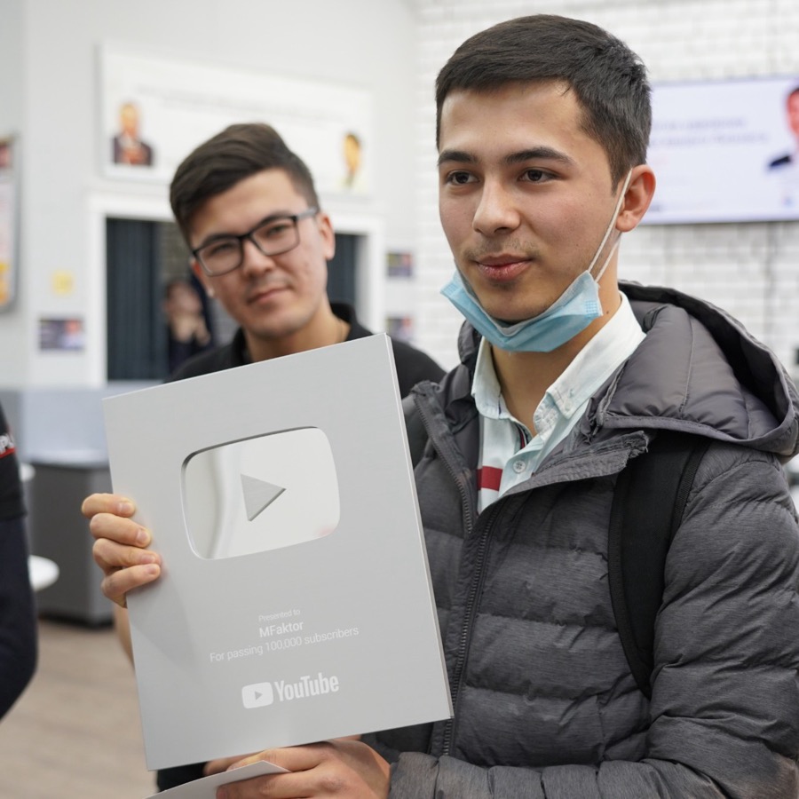 MFaktor YouTube kumush tugmasi