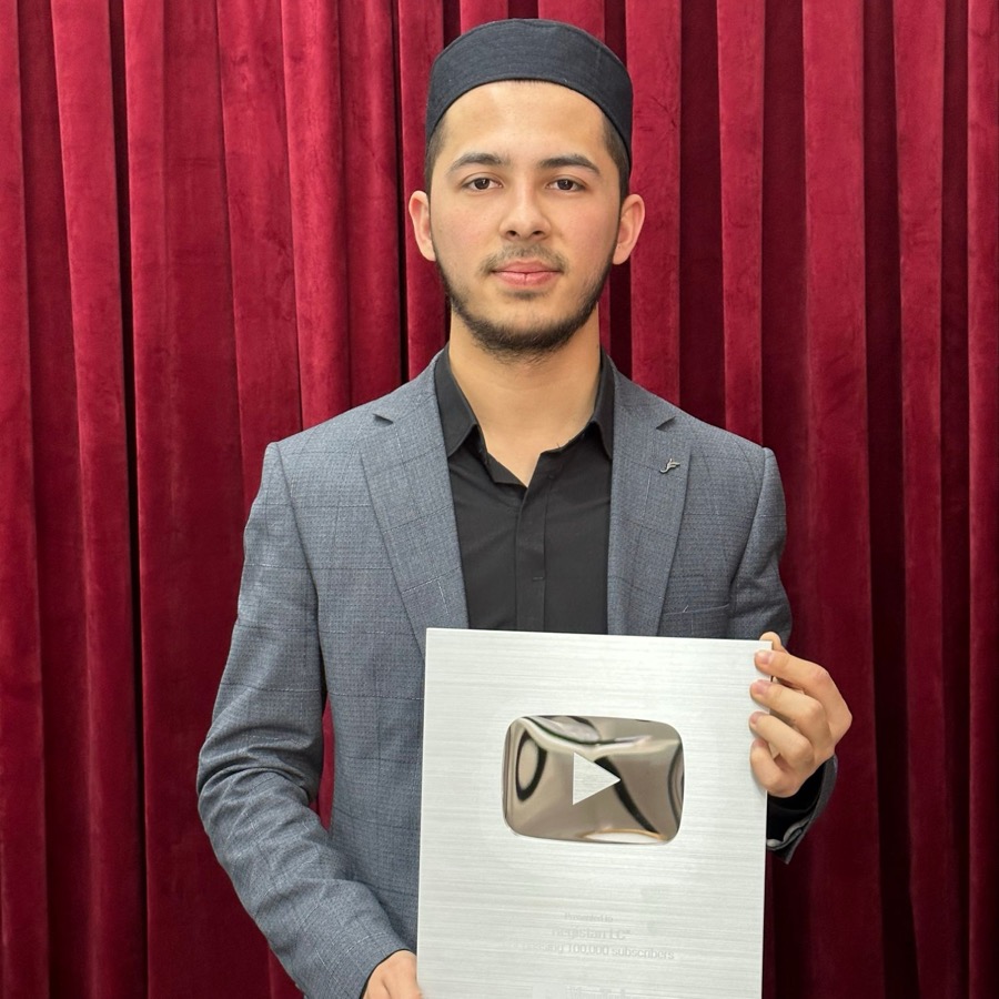 Registan LC YouTube kumush tugmasi